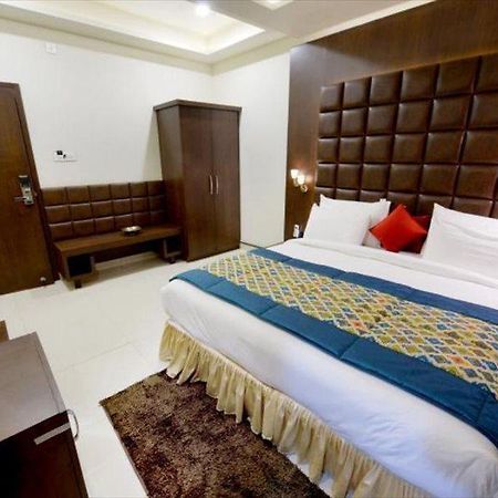 Hotel Mk Vivanta Gwalior Bagian luar foto