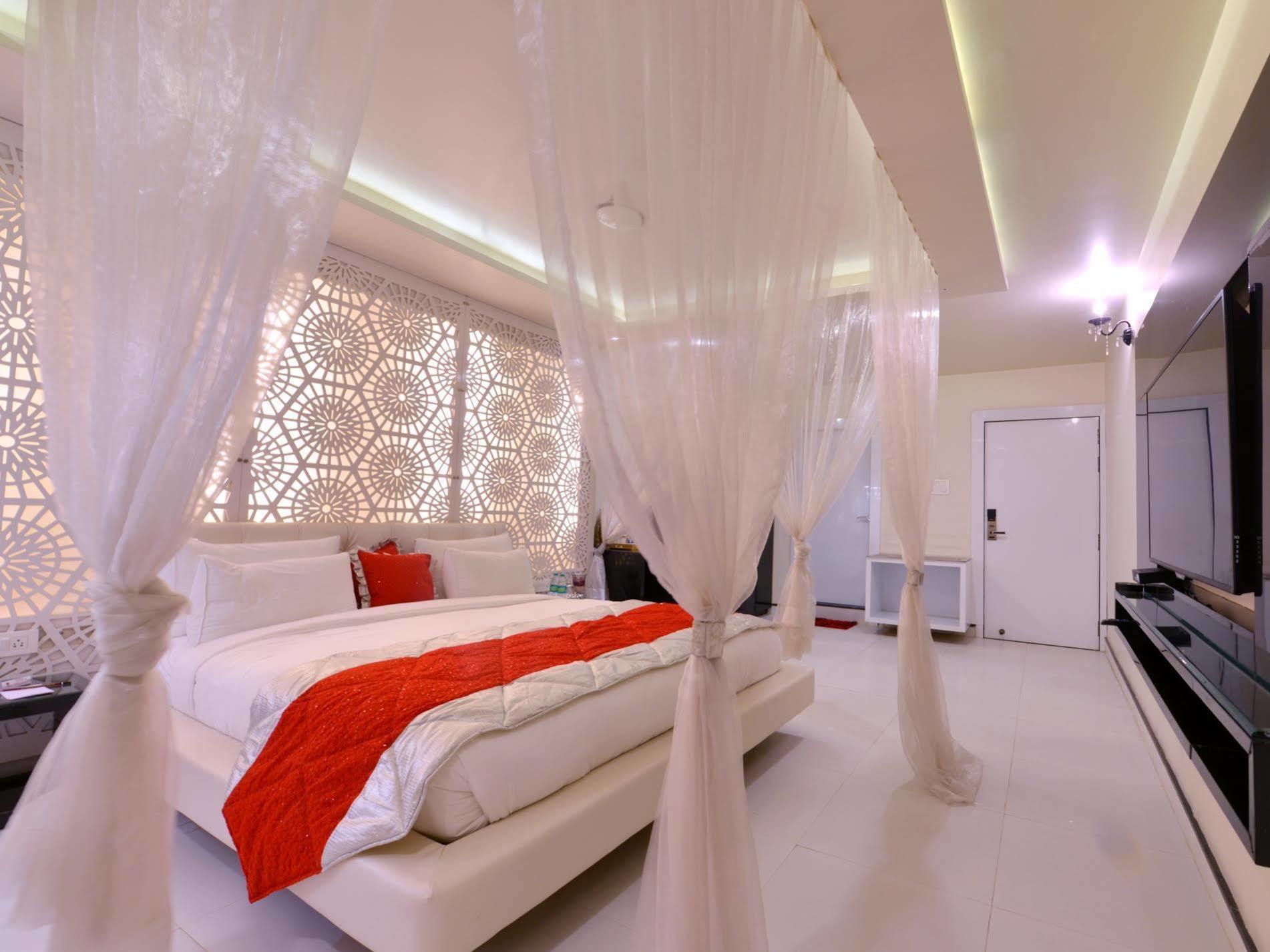 Hotel Mk Vivanta Gwalior Bagian luar foto