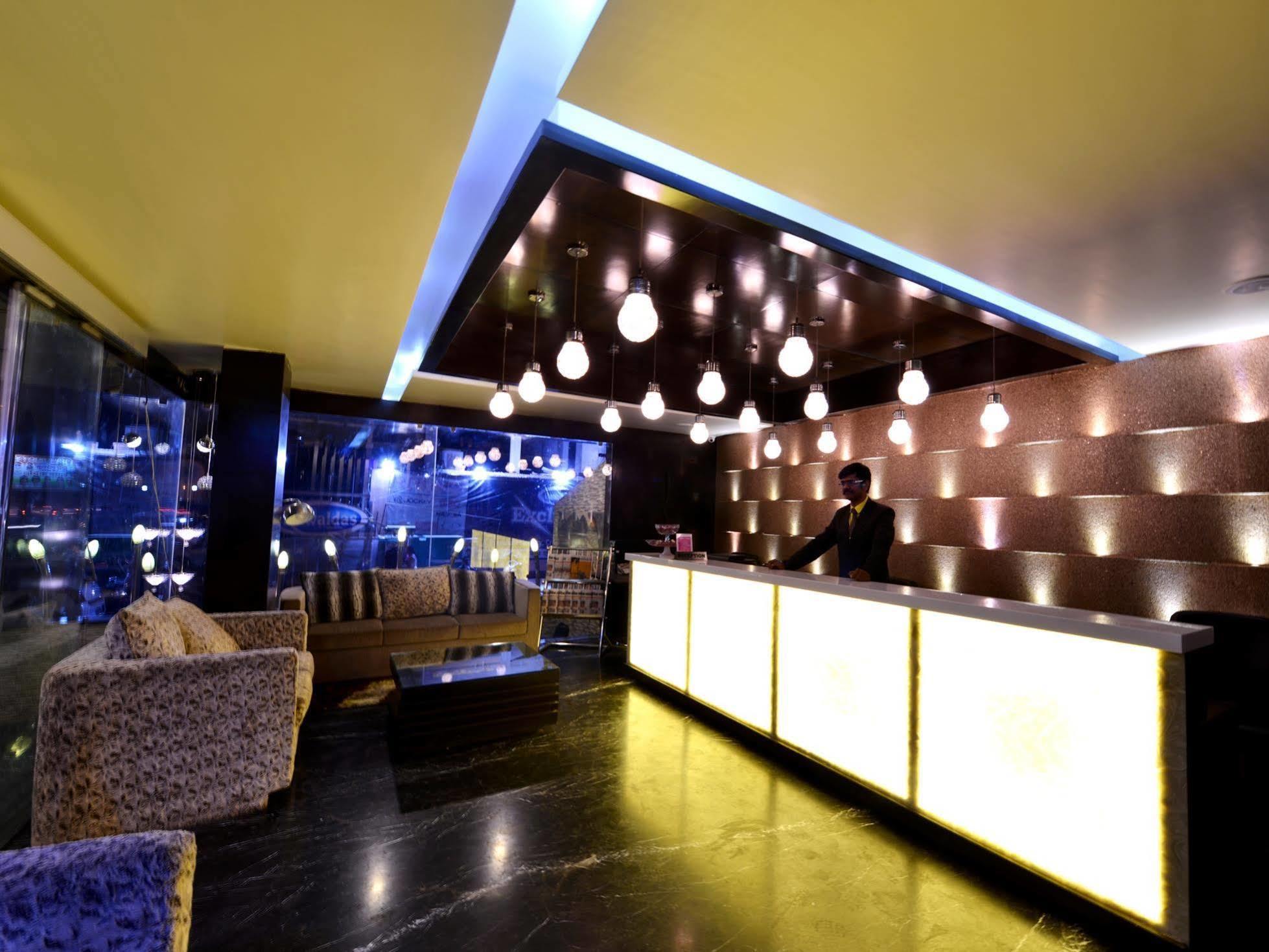 Hotel Mk Vivanta Gwalior Bagian luar foto